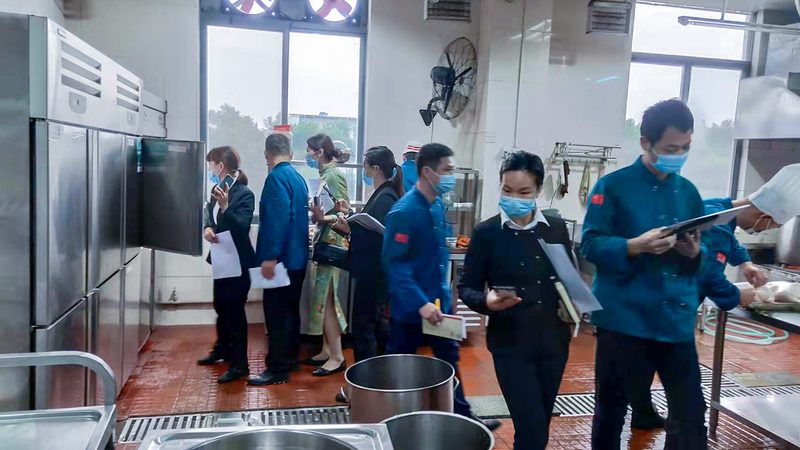 配料表是判断预制菜品质的重要依据。消费者应关注以下几点：