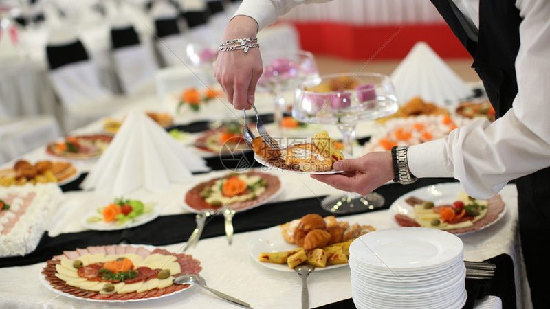 原材料成本是餐饮加盟店的主要成本之一。新手在采购原材料时，要关注以下要点：
